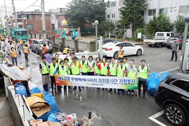 ▲제12대 수원특례시의회 의원봉사단이 지난해 8월 수해복구 현장에서 봉사활동을 했다./사진=수원특례시의회