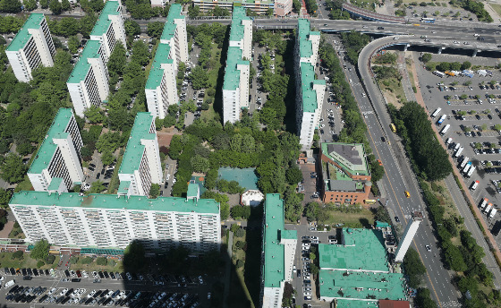 4일 한국건설산업연구원은 최근 '건설동향브리핑 913호'를 발표, 여의도의 정비사업이 규제 중심의 재개발에서 탈피해 시대 변화의 흐름을 반영하고 새로운 공간수요에 맞는 도시 공간의 탄생을 알리는 선례가 될 수 있다고 주장했다. 사진은 서울시가 현재 13층(1578가구) 규모인 용적률을 상향해 60층(2400가구) 규모로 늘리는 방안을 논의 중인 여의도 시범아파트 전경./사진=뉴시스