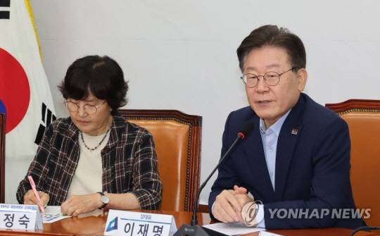 더불어민주당 이재명 대표가 4일 오후 서울 여의도 국회에서 열린 정전 70년 한반도 평화행동 대표단 간담회에서 인사말을 하고 있다. 연합뉴스