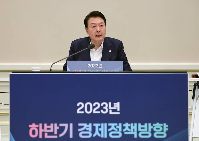 윤석열 대통령이 4일 청와대 영빈관에서 열린 2023년 하반기 경제정책 방향에 관한 제18차 비상경제민생회의에서 발언하고 있다. [연합]