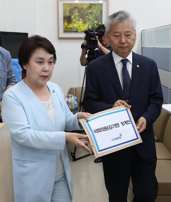 정춘숙 더불어민주당 정책수석부대표(왼쪽)와 홍성국 원내대변인이 4일 오전 서울 여의도 국회 의안과에 국민의힘 김기현 대표 징계안을 제출하고 있다. [연합]