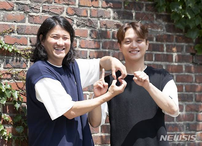 [서울=뉴시스] 김근수 기자 = 유튜브 채널 '180초'를 운영하는 개그맨 임우일, 이승환씨가 13일 서울 마포구의 한 카페에서 뉴시스와 인터뷰를 마치고 기념촬영을 하고 있다. 2023.06.13. ks@newsis.com