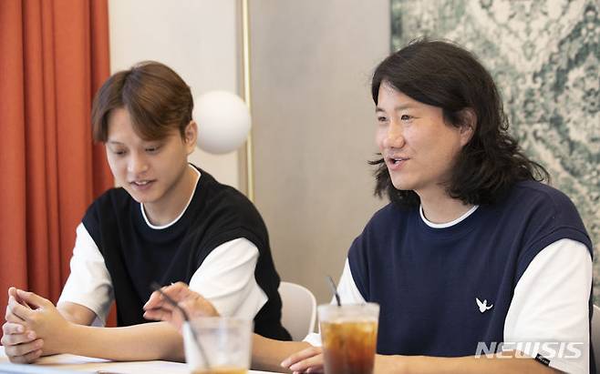 [서울=뉴시스] 김근수 기자 = 유튜브 채널 '180초'를 운영하는 개그맨 임우일, 이승환씨가 13일 서울 마포구의 한 카페에서 뉴시스와 인터뷰를 마치고 기념촬영을 하고 있다. 2023.06.13. ks@newsis.com