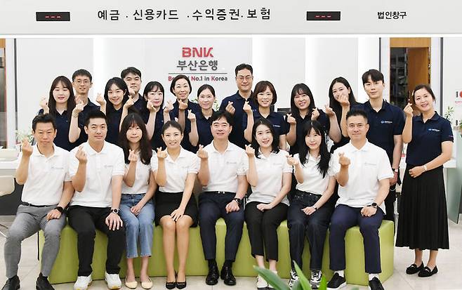 [부산=뉴시스] BNK금융그룹은 2030부산세계박람회 유치에 대한 국민적 공감대와 관심도 제고를 위해 자체 제작한 응원 티셔츠를 그룹 임직원 8000여 명에게 배부하고 올 8월 말까지 두 달간 유치를 위한 홍보활동을 전개한다고 4일 밝혔다. (사진=BNK금융그룹 제공) *재판매 및 DB 금지