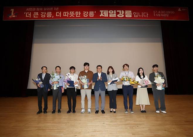 김홍규 강릉시장이 상반기 우수부서 및 직원을 포상하고, 4.11 강릉산불 재난대응 자원봉사 유공자에게 도지사 표창장을 전수했다.  *재판매 및 DB 금지