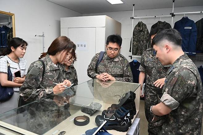 장병 급식·피복 모니터링단, 공군 7전대 방문[서울=뉴시스] 제10기 대한민국 장병 급식·피복 모니터링단이 4일 공군 7전대를 방문해 공군피복판매소에서 장병들이 사용하는 피복과 장구류를 직접 확인하고 있다. (사진=국방부 제공) 2023.07.04. photo@newsis.com *재판매 및 DB 금지