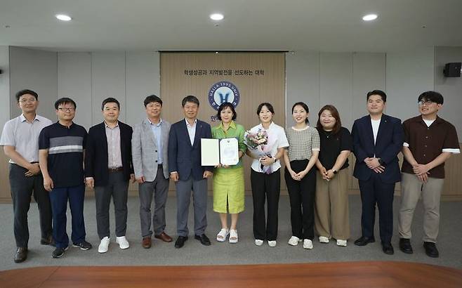 한라대학교 김종하 입학홍보처장이 고교연계 대입업무 유공자 교육부장관상을 수상했다. *재판매 및 DB 금지