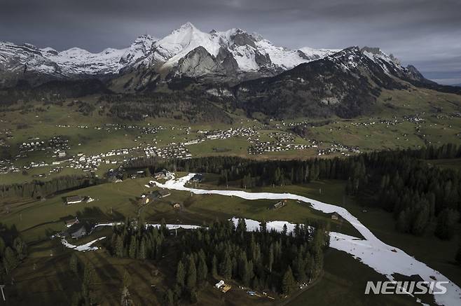 [AP/뉴시스] 2023년 1월 스위스 알프스 중 빌트하우스 부근 사진으로 따뜻한 날씨에 눈이 부족하자 스키어를 위한 인공눈 코스가 만들어졌다 2023. 07. 04.