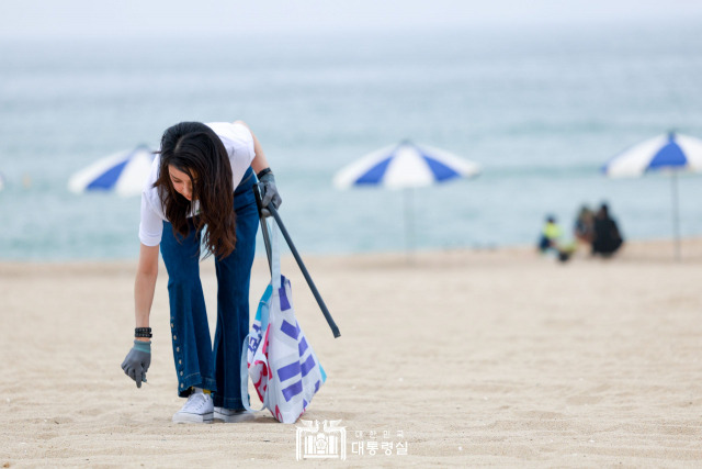 ▲윤석열 대통령의 배우자 영부인 김건희 전 코바나 대표가 3일 강릉 경포해변을 찾아 바닷가 쓰레기 줍기 봉사활동을 하면서 "쓰레기가 배출되지 않는 바다가 되도록 관리하는 것도 중요하다"고 말했다. ⓒ대통령실