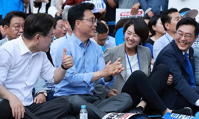 더불어민주당 이재명 대표(왼쪽)가 지난 1일 서울 중구 숭례문 일대에서 열린 '일본 후쿠시마 원전 오염수 해양투기 규탄 범국민대회'에 참석해 발언을 마친 고민정 최고위원을 바라보며 엄지손가락을 들어보이고 있다. 연합뉴스