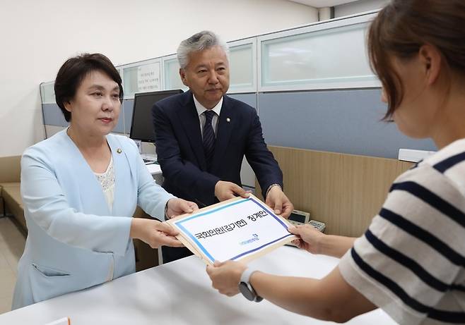 더불어민주당 정춘숙(왼쪽) 정책수석부대표, 홍성국 원내대변인이 4일 서울 여의도 국회 의안과에 김기현 국민의힘 대표 징계안을 제출하고 있다. 뉴시스