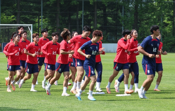 월드컵 앞두고 몸 푸는 태극 낭자들 - 3일 한국 여자 축구 대표팀 선수들이 2023 국제축구연맹(FIFA) 호주·뉴질랜드 여자 월드컵을 앞두고 경기 파주시 축구국가대표트레이닝센터(NFC)에서 진행된 소집 훈련에 참가해 몸을 풀고 있다. 오는 20일 개막하는 여자 월드컵에서 FIFA 랭킹 17위 한국은 독일(2위), 콜롬비아(25위), 모로코(72위)와 함께 H조에 편성돼 경기를 치른다. 연합뉴스