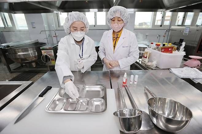 2021년 대구국제고등학교 급식실에서 서부교육지원청 관계자가 식기구 미생물 점검을 하고 있다. ⓒ연합뉴스