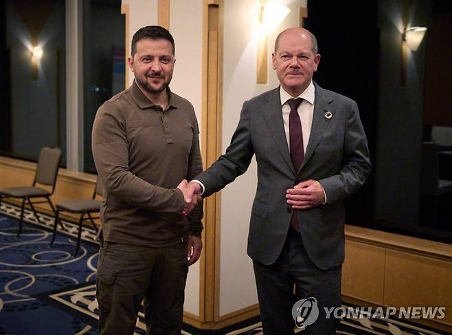 일본 주요7개국(G7) 정상회의에서 악수하는 볼로디미르 젤렌스키 우크라이나 대통령과 올라프 숄츠 독일 총리  [우크라이나 대통령실 EPA 연합뉴스 자료사진. 재판매 및 DB 금지]