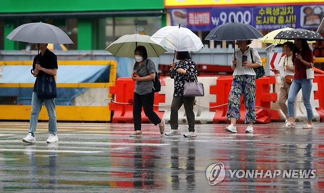 우중 출근길 [연합뉴스 자료사진]