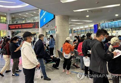 중국 병원서 진료 기다리는 환자들 [연합뉴스 사진자료]