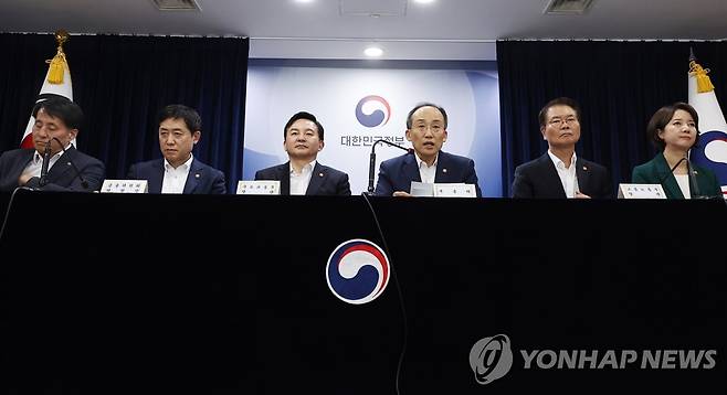 2023년 하반기 경제정책 방향 발표하는 추경호 경제부총리 (서울=연합뉴스) 황광모 기자 = 추경호 경제부총리 겸 기획재정부 장관이 4일 정부서울청사에서 열린 2023년 하반기 경제정책 방향 합동브리핑에 참석해 정부의 정책 방향에 대해 설명하고 있다. 2023.7.4 hkmpooh@yna.co.kr