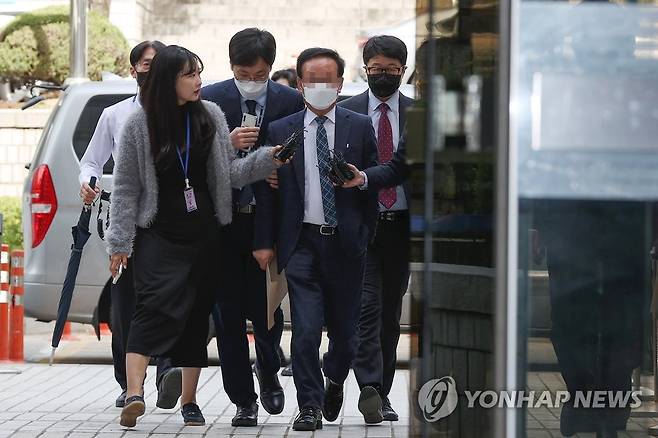 구속 전 피의자 심문 출석하는 김인섭 전 대표 [연합뉴스 자료사진]