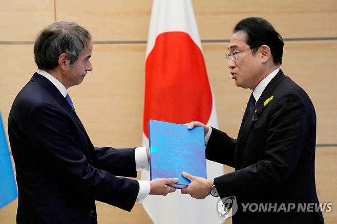 기시다 日총리에 오염수 종합보고서 전달하는 IAEA 사무총장 (도쿄 로이터=연합뉴스) 라파엘 그로시 국제원자력기구(IAEA) 사무총장(왼쪽)이 4일 일본 도쿄에서 기시다 후미오 총리를 만나 후쿠시마 제1원자력발전소 오염수의 해양 방류 계획에 관한 종합보고서를 전달하고 있다. 2023.07.04 yerin4712@yna.co.kr