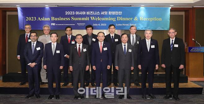 추경호 경제부총리와 김병준 전경련 회장직무대행이 4일 소공동 롯데호텔에서 열린 ‘2023 아시아 비즈니스 서밋 환영만찬’에 참석해 경제단체장들과 기념촬영을 하고 있다. 사진 앞줄 왼쪽부터 산지브 푸리 인도산업연맹 회장내정자, 김윤 삼양홀딩스 회장, 도쿠라 마사카즈 경단련 회장, 추경호 경제부총리, 김병준 전경련 회장직무대행, 림 밍옌 싱가포르경제인연합회 회장, 리차드 오스몬드 필리핀일본경제협력위원회 회장. (사진=전경련)