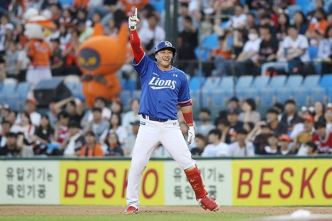 삼성 김태군이 8회초 2타점 쐐기 중전 적시타를 작렬해 5-2로 달아났다. [삼성 라이온즈 제공]