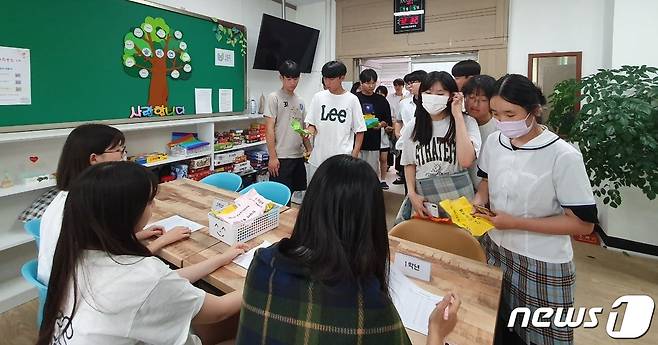 충북 제천제일고등학교(교장 강현구)가 점심 시간을 이용해 보물 같은 친구 찾기 프로그램을 운영해 눈길을 끌었다.(충북교육청 제공)/ 뉴스1