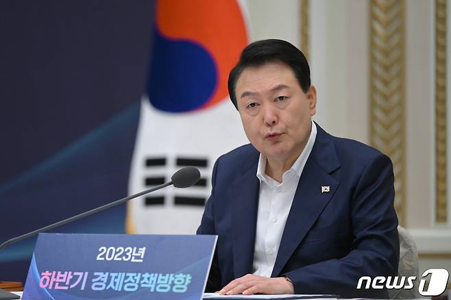 윤석열 대통령이 4일 오전 청와대 영빈관에서 2023년 하반기 경제정책방향에 관한 제18차 비상경제민생회의를 주재하고 있다. (대통령실 제공) 2023.7.4/뉴스1 ⓒ News1 안은나 기자