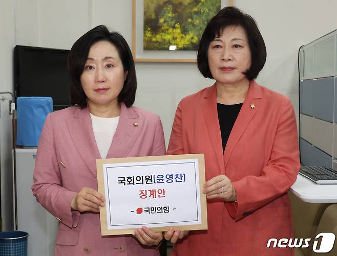 국민의힘 정경희 원내부대표와 전주혜 원내대변인이 지난 4일 서울 여의도 국회 의안과에 '윤석열 대통령의 쿠데타' 발언을 한 더불어민주당 윤영찬 의원 징계안을 제출하고 있다. (공동취재 ) ⓒ News1 송원영 기자