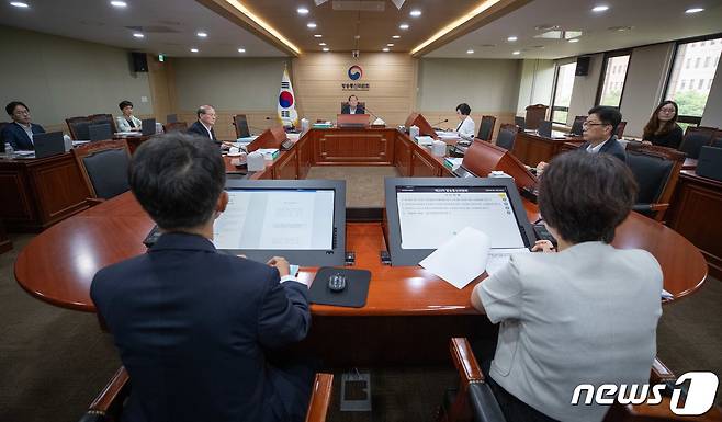 김효재 방송통신위원회 위원장 직무대행이 5일 오전 경기도 과천시 정부과천청사 내 방송통신위원회에서 열린 전체회의를 주재하고 있다.  2023.7.5/뉴스1 ⓒ News1 이재명 기자