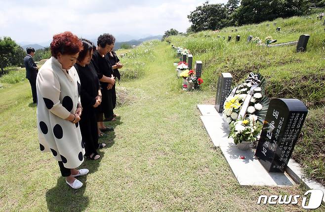 5일 오후 광주 북구 망월동 민족민주열사 묘역 8묘원에서 배은심 여사를 추모하기 위한 추모객들이 묵념하고 있다. 2023.7.5/뉴스1 ⓒ News1 김태성 기자