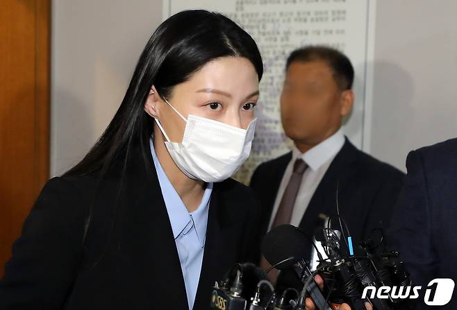 조국 전 법무부 장관 딸 조민 씨가 지난 3월 16일 오후 부산 연제구 부산지방법원에서 열린 부산대 의전원(의학전문대학원) 입학허가 취소 관련 변론기일에 증인으로 출석하며 취재진 질문에 답하고 있다. ⓒ News1 이동해 기자