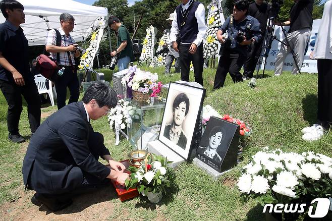 5일 오후 광주 북구 망월동 민족민주열사묘역에서 열린 이한열 열사의 36주기 추모식에서 유가족인 동생 이훈열씨가 분향하고 있다. 2023.7.5/뉴스1 ⓒ News1 김태성 기자