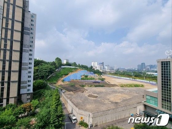 서울 동작구 유원강변아파트 10층 창문에서 바라본 수방사 부지. 2023. 6. 14. ⓒ News1 최서윤 기자