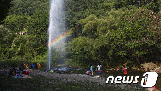 전북 장수군 방화동가족휴양촌에서 도시민들이 시원한 물줄기와 함께 여름을 즐기고 있다.(장수군제공)/뉴스1 ⓒ News1  DB