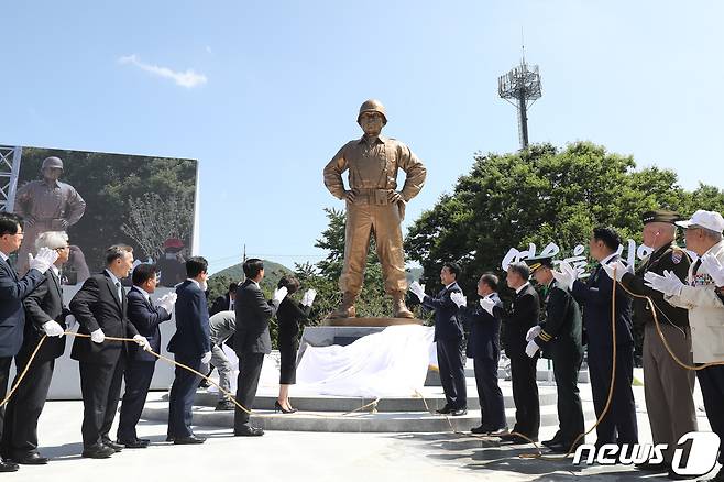 6·25전쟁 정전 70주년과 백선엽 장군 3주기를 맞아 고(故) 백선엽 장군(1920~2020) 동상 제막식이 5일 오후 경북 칠곡군 다부동전적기념관에서 열렸다. 백 장군 맏딸 백남희씨, 박민식 국가보훈부 장관, 이철우 경북도지사, 윤재옥 국민의힘 원내대표, 김관진 백선엽장군기념재단 이사장을 비롯한 내빈들이 동상을 제막하고 있다. 2023.7.5/뉴스1 ⓒ News1 공정식 기자