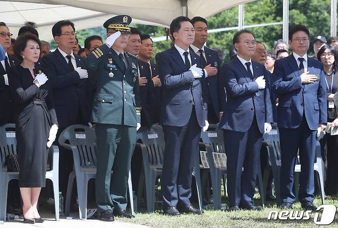 고(故) 백선엽 장군 3주기 추모식이 5일 오후 경북 칠곡군 다부동전적기념관에서 열렸다. 백 장군 장녀 백남희 씨, 박정환 육군참모총장, 김기현 국민의힘 대표, 윤재옥 국민의힘 원내대표, 이철우 경북도지사(앞줄 왼쪽부터)가 국민의례를 하고 있다. 2023.7.5/뉴스1 ⓒ News1 공정식 기자