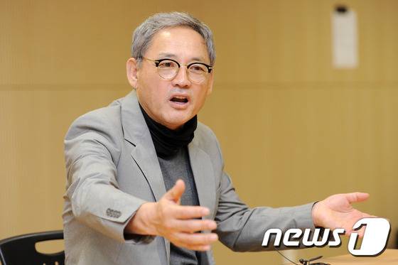 연극배우 유인촌이 30일 오전 광주 동구 금남로 국립아시아문화전당 예술극장 아뜰리에1에서 열린 톨스토이의 홀스또메르 배우 오디션 참관에 앞서 기자들의 질문에 답하고 있다. 2016.6.30/뉴스1 ⓒ News1 황희규 기자