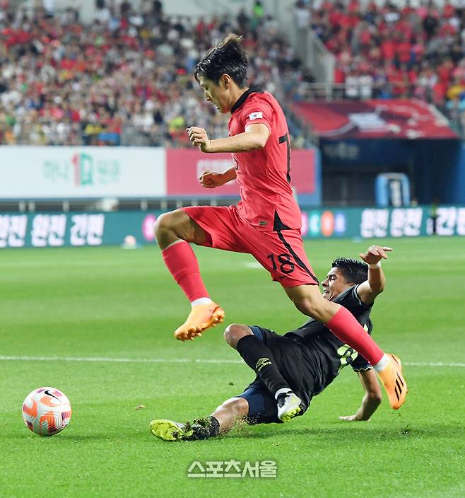 한국 축구대표팀의 이강인(위))이 20일 대전월드컵경기장에서 열린 엘살바도르와 친선경기에서 드리블 돌파를 하고 있다. 2023. 6. 20.  대전 | 박진업기자 upandup@sportsseoul.com