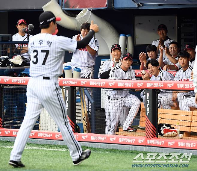 경기장을 나서며 후배들을 향해 임지를 치켜세우는 배우 민우혁 'LG 트윈스 우승 가자'