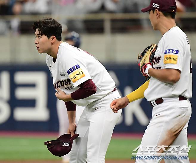 3회초 무사 1, 2루 서호철의 타구에 가슴을 맞은 장재영이 병살 수비 성공 후 고통스러워하고 있다.