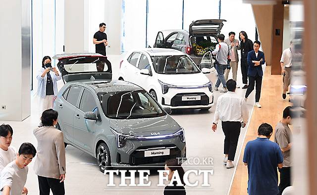 기아 '더 뉴 모닝' 미디어데이가 4일 오전 인천 미추홀구 기아 인천 플래그십 스토어에서 열린 가운데 차량이 전시되어 있다. /임영무 기자