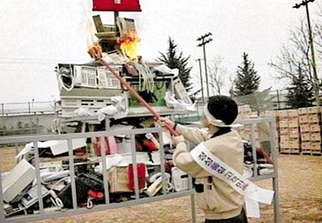 1995년 3월 9일 삼성전자 구미 사업장에서 이건희 회장의 지시로 직원들이 불량 휴대폰·팩스·전화기 등을 태우고 있다. 이날 화형식 이후 삼성전자의 불량률은 크게 감소했다. 이 회장은“삼성에서 수준 미달의 제품을 만드는 것은 죄악이다. 불량은 암이다”고 질타했다. /조선DB