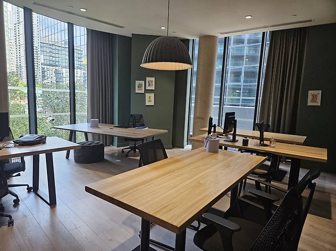 개인 업무를 할 수 있는 공간. 복합기가 갖춰진 업무공간은 이 공간 외에 따로 더 있다. /백윤미 기자