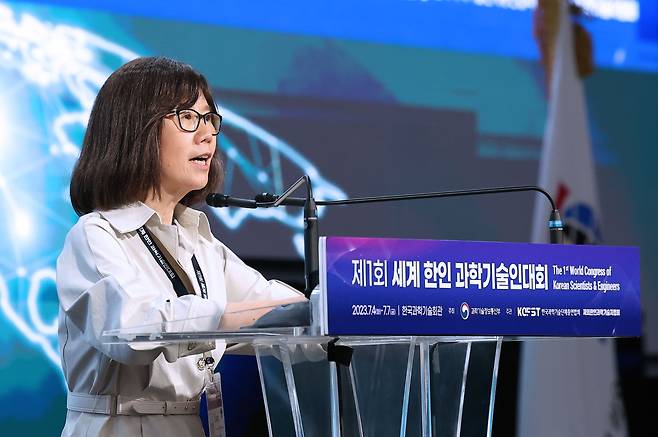 김영기 시카고대 석좌교수가 지난 5일 서울 강남구 역삼동 한국과학기술회관에서 열린 제1회 세계 한인 과학기술인 대회 개회식에서 인사말을 하고 있다. /연합뉴스