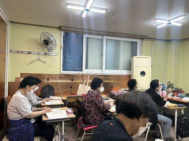 지난 17일 서울 중랑구에 위치한 태청야학에서 늦깎이 학생들이 수학 수업을 듣고 있다./소가윤 기자