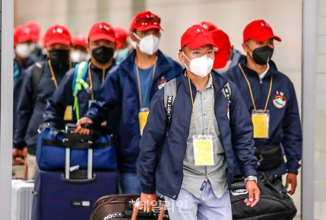 인천국제공항 제2터미널 입국장에서 네팔에서 온 외국인근로자들이 입국하고 있다. ⓒ뉴시스