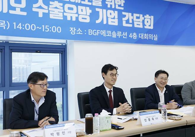 국가기술표준원은 지난달 29일 BGF에코솔루션 인천 청라 공장에서 ‘해외인증 의료·바이오 수출 유망 기업 간담회’를 개최했다. 
왼쪽부터 산업통상자원부 국가기술표준원 박형민 과장, 국가기술표준원 진종욱 원장, 한국건설생활환경시험연구원 김종상 부문장. 
한국표준협회 제공