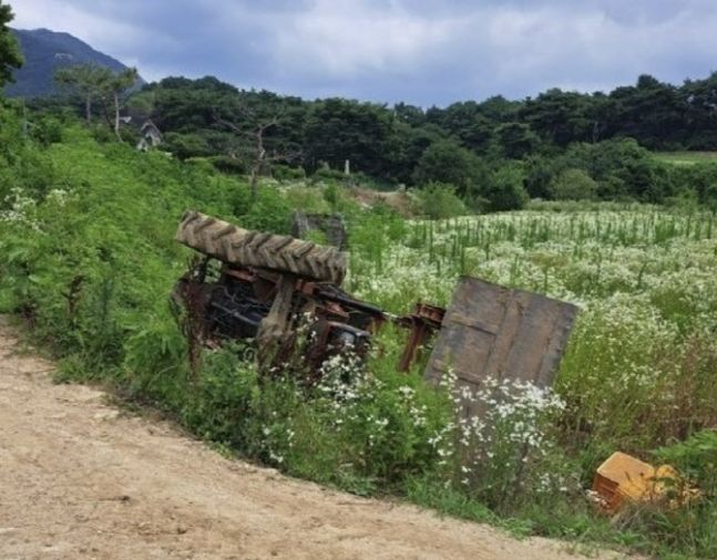 4일 낮 12시20분쯤 충북 제천시 수산면 한 농로 비탈면에서 20대 농부가 트랙터에 깔려 숨졌다. 연합뉴스