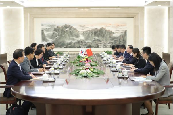 최영삼 외교차관보를 비롯한 한국 외교부 인사들(왼쪽)이 4일 중국 베이징에서 중국 측과 회담을 하고 있다. 사진=중국 외교부 캡처