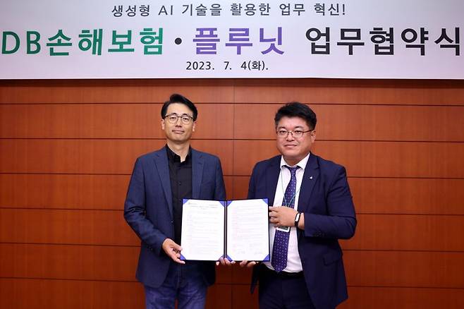 지난 4일 서울시 강남구 DB금융센터에서 DB손해보험 심진섭 본부장(오른쪽)과 플루닛 이경일 대표가 생성형 AI 기술 도입을 위한 업무협약을 맺고 기념촬영을 하고 있다. 사진=DB손해보험 제공